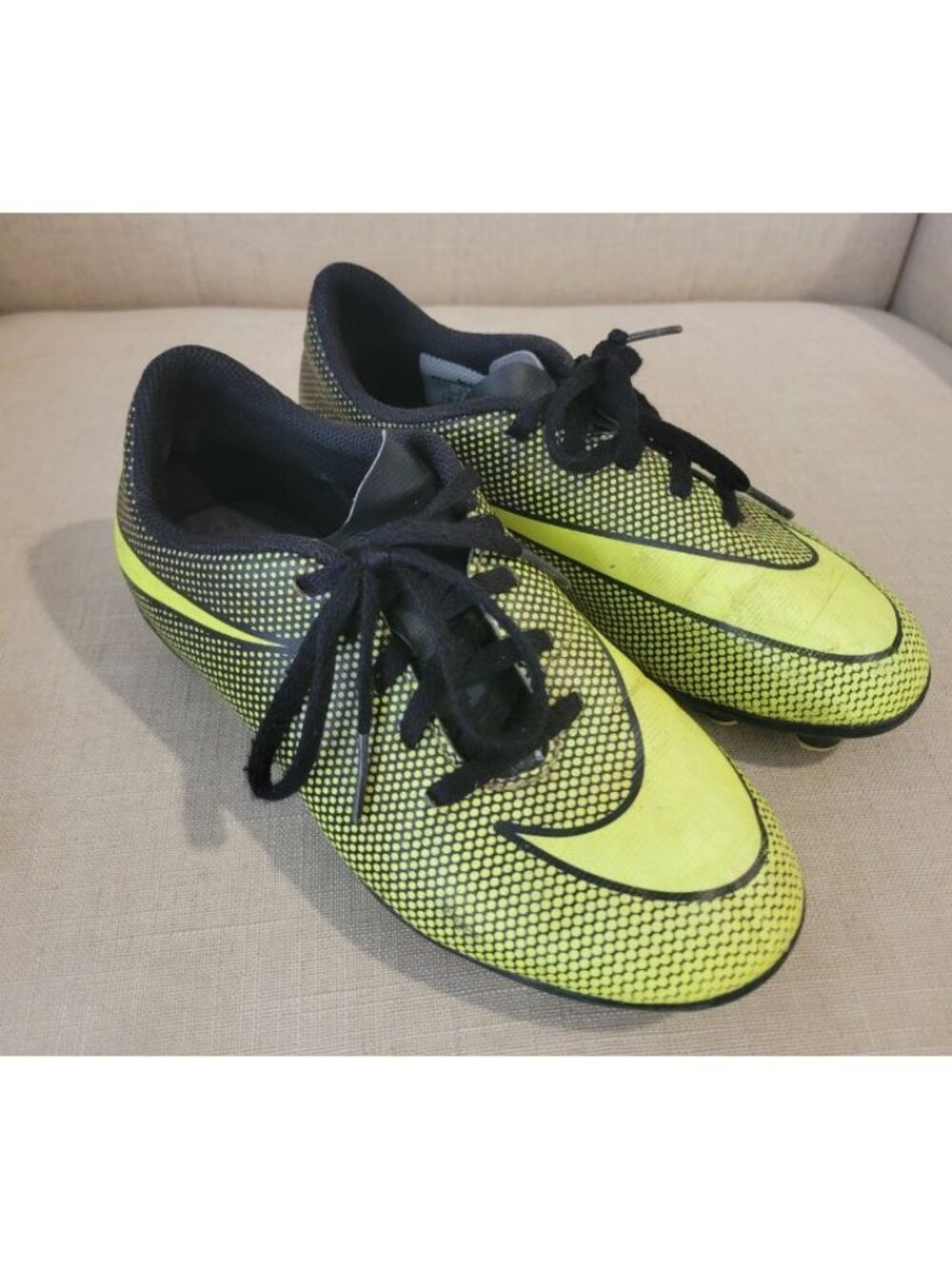 Nike Kids sz 1.5 Y Soccer Cleats Jr Bravata II Black Yellow 844442-070 GREAT